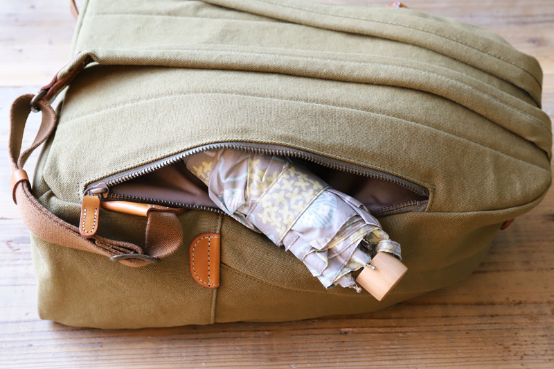 折りたたみ傘の収納に使える防水ナイロン生地ポケットが付いたリュック ナチュラルバッグ通販conaranのブログ